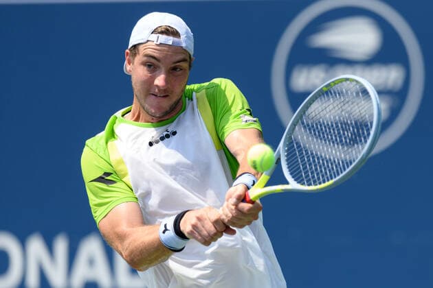 TORONTO, ON - AUGUST 09: Jan-Lennard Struff (GER) returns the ball during his National Bank Open tennis tournament first round game on August 9, 2021, at Aviva Centre in Toronto, ON, Canada. (Photo by Julian Avram Icon Sportswire) TENNIS: AUG 09 National Bank Open Icon2108090752