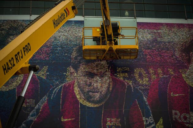 Sport Bilder des Tages August 10, 2021, Barcelona, Catalonia, Spain: Workers remove the portrait of Messi at the facade of the Camp Nou Stadium after the exit of the club s legendary ex-forward Barcelona Spain - ZUMAo105 0129023885st Copyright: xMatthiasxOesterlex