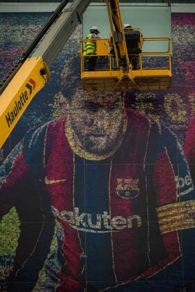 August 10, 2021, Barcelona, Catalonia, Spain: Workers remove the portrait of Messi at the facade of the Camp Nou Stadium after the exit of the club s legendary ex-forward Barcelona Spain - ZUMAo105 0129023888st Copyright: xMatthiasxOesterlex