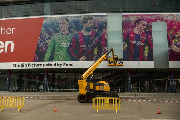 August 10, 2021, Barcelona, Catalonia, Spain: Workers remove the portrait of Messi at the facade of the Camp Nou Stadium after the exit of the club s legendary ex-forward Barcelona Spain - ZUMAo105 0129024310st Copyright: xMatthiasxOesterlex
