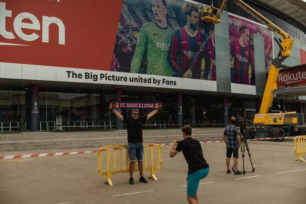 August 10, 2021, Barcelona, Catalonia, Spain: Workers remove the portrait of Messi at the facade of the Camp Nou Stadium after the exit of the club s legendary ex-forward Barcelona Spain - ZUMAo105 0129024341st Copyright: xMatthiasxOesterlex