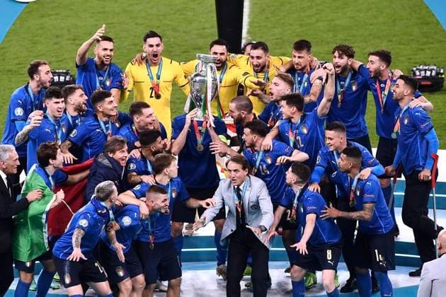 CHIELLINI Giorgio Kapitaen Team ITA at the award ceremony with European Cup and the team in front coach MANCINI Roberto final match England Italy on 11 07 2021 at Wembley London DFL REGULATIONS PROHIBIT ANY USE OF PHOTOGRAPHS as IMAGE SEQUENCES and or QUASI VIDEO