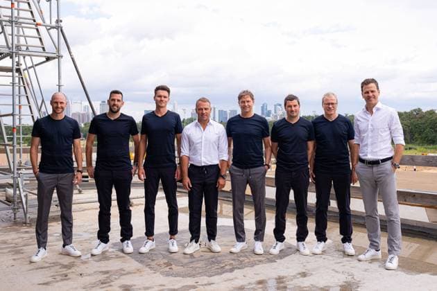 Bilder des Jahres 2021, Sport 08. August Sport Themen der Woche KW32 Sport Bilder des Tages Medien Get-together, mit Bundestrainer Hansi Flick und seinem Team, DFB-Campus, 10.08.2021 v.l.: Benedikt Hoewedes (Teammanagement), Mads Buttgereit (Spezialtrainer), Danny Roehl (Assistenztrainer), Hansi Flick (Bundestrainer), Marcus Sorg (Assistenztrainer), Andreas Kronenberg (Torwarttrainer), Peter Peters (1. DFB-Vizepraesident), Oliver Bierhoff (Direktor Nationalmannschaften und Akademie), Medien Get-together, mit Bundestrainer Hansi Flick und seinem Team, DFB-Campus, 10.08.2021 Thomas Boecker DFB via EIBNER Sascha Walther Frankfurt am Main DFB Campus Hessen Deutschland *** Media Get together, with national coach Hansi Flick and his team, DFB Campus, 10 08 2021 f l Benedikt Hoewedes Team management , Mads Buttgereit Special coach , Danny Roehl Assistant coach , Hansi Flick National coach , Marcus Sorg Assistant coach , Andreas Kronenberg Goalkeeping coach , Peter Peters 1 DFB Vice President , Oliver Bierhoff Director National Teams and Academy , Media Get together, with national coach Hansi Flick and his team, DFB Campus, 10 08 2021 Thomas Boecker DFB via EIBNER Sascha Walther Frankfurt am Main DFB Campus Hessen Germany Poolfoto Thomas Boecker DFB via EIBNER Sa ,EDITORIAL USE ONLY