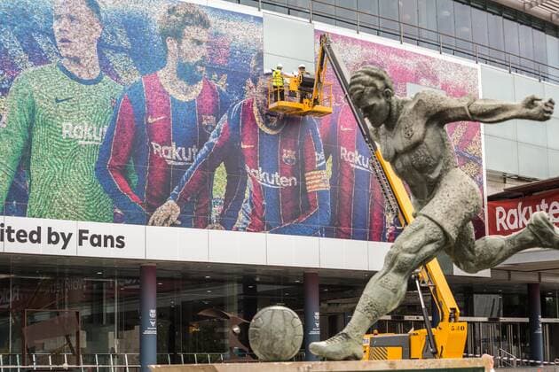 August 10, 2021, Barcelona, Spain: Lionel Messi s photo seen being removed from a poster at the Camp Nou stadium by workers on a crane behind the statue of Kubala..The Football Club Barcelona has removed the image of Lionel Messi from the poster outside the Camp Nou stadium. Barcelona Spain - ZUMAs197 0129042413st Copyright: xThiagoxPrudenciox