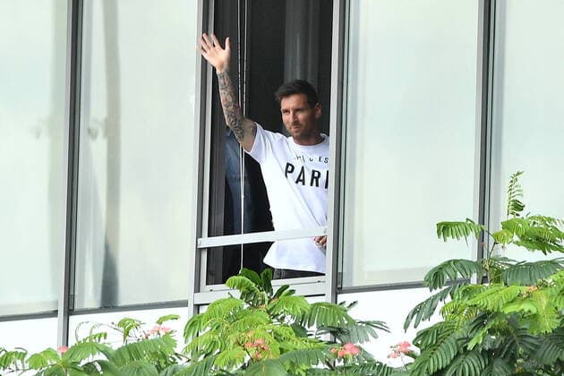 Sport Themen der Woche KW32 Sport Bilder des Tages Le football argentin Lionel Messi ( avec le t-shirt Ici c est Paris) est accueilli par des supporters du Paris Saint-Germain (PSG)Ã l aÃ roport de Paris-Le Bourget, France, le 10 aoÃ»t 2021. Le sextuple Ballon d Or, en partance du FC Barcelone, a trouvÃ un accord avec le Paris Saint-Germain. Il devra passer la visite mÃ dicale en fin de journÃ e puis signer son contrat de deux ans (plus un an en option). FOOTBALL : Lionel Messi a l aeroport Paris-Le Bourget - Paris - 10 08 2021 Panoramic BestImages  00535128_000008