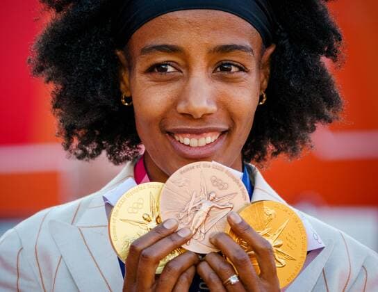 Bilder des Jahres 2021, Sport 08. August Sport Themen der Woche KW32 Sport Bilder des Tages SCHEVENINGEN - Sifan Hassan during the ceremony of the TeamNL athletes of the Olympic Games, Olympische Spiele, Olympia, OS 2020 on the sports beach of Scheveningen. ANP MARCO DE SWART xVIxANPxSportx xxANPxIVx *** SCHEVENINGEN Sifan Hassan during the ceremony of the TeamNL athletes of the Olympic Games 2020 on the sports beach of Scheveningen ANP MARCO DE SWART xVIxANPxSportx xxANPxIVx 435449591