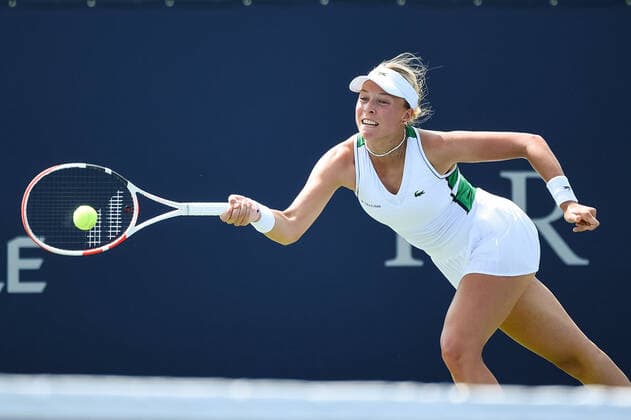 MONTREAL, QC - AUGUST 10: Jessica Pegula (USA) returns the ball during the first round WTA, Tennis Damen National Bank Open match on August 10, 2021 at IGA Stadium in Montreal, QC (Photo by David Kirouac Icon Sportswire) TENNIS: AUG 10 National Bank Open Icon210810027