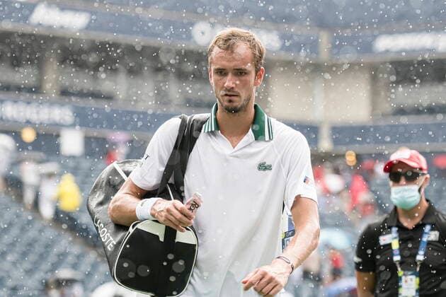Sport Bilder des Tages August 10, 2021, Toronto, on, Canada: Russia s Daniil Medvedev walks off the court after rain postpones gameplay during Men s National Bank Open tennis action, in Toronto on Tuesday, Aug., 10, 2021. Canada News - August 10, 2021  - ZUMAc35_ 20210810_zaf_c35_093 Copyright: xChristopherxKatsarovx