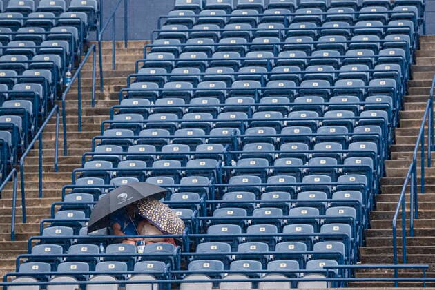 August 10, 2021, Toronto, on, Canada: Spectators wait out the rain under umbrellas after gameplay is postponed during Men s National Bank Open tennis action, in Toronto on Tuesday, Aug., 10, 2021. Canada News - August 10, 2021  - ZUMAc35_ 20210810_zaf_c35_094 Copyright: xChristopherxKatsarovx