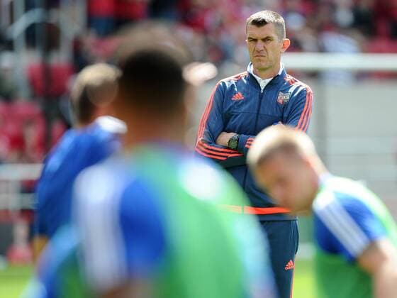 Fußball, Trainerhistorie Brentford FC von 1903 bis heute Mandatory Credit: Photo by Joe Meredith Jmp Shutterstock (4962877v) Brentford Manager Marinus Dijkhuizen watches his players warm up Bristol City v Brentford, Great Britain - 15 Aug 2015 EDITORIAL USE ONLY No use with unauthorised audio, video, data, fixture lists (outside the EU), club league logos or live services. Online in-match use limited to 45 images (+15 in extra time). No use to emulate moving images. No use in betting, games or single club league player publications services. Bristol City v Brentford, Great Britain - 15 Aug 2015 EDITORIAL USE ONLY No use with unauthorised audio, video, data, fixture lists (outside the EU), club league logos or live services. Online in-match use limited to 45 images (+15 in extra time). No use to emulate moving images. No use in betting, games or Copyright: xJoexMeredith Jmp Shutterstockx 4962877v