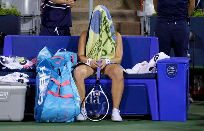 Sport Bilder des Tages August 10, 2021, Montreal, PQ, Canada: Canada s Bianca Andreescu is covered with a towel due to a rain delay during her match against Harriet Dart, of the United Kingdom, during second round of women s National Bank Open tennis tournament action in Montreal, Tuesday, Aug. 10, 2021. Bianca Andreescu  - ZUMAc35_ 20210810_zaf_c35_151 Copyright: xPaulxChiassonx