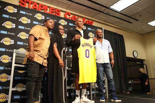 LOS ANGELES, CA - AUGUST 10: Russell Westbrook poses with is family during the Los Angeles Lakers Introductory press conference, PK, Pressekonferenz for Russell Westbrook on August 10, 2021, at Staples Center in Los Angeles, CA. (Photo by Jevone Moore Icon Sportswire) NBA, Basketball Herren, USA AUG 10 Russell Westbrook Introduced as a Los Angeles Laker Icon21081020