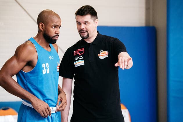Training Medipolis SC Jena BARMER 2 Basketball Bundesliga ProA season 2021 2022 on 11 8 2021 v li in exchange Brandon Thomas Jena with Co Trainer AlexanderOsipovitch Jena Sparkassen Arena Jena Training Hall