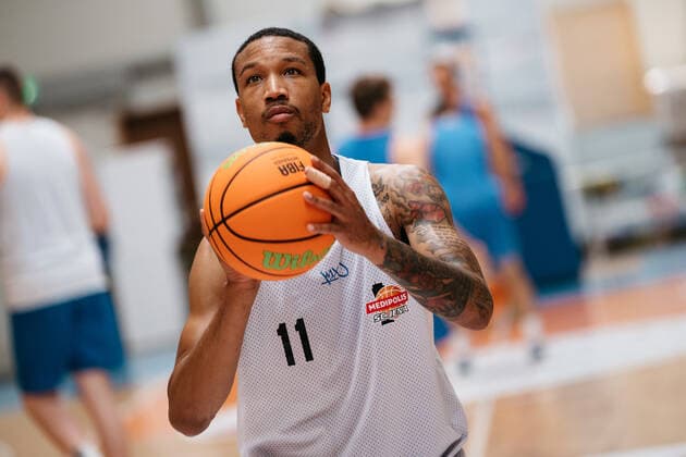 Training Medipolis SC Jena BARMER 2 Basketball Bundesliga ProA season 2021 2022 on 11 8 2021 RayshawnSimmons Jena at the free throw, portrait Sparkassen Arena Jena training hall