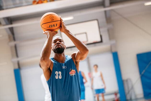 Training Medipolis SC Jena BARMER 2 Basketball Bundesliga ProA season 2021 2022 on 11 8 2021 Brandon Thomas Jena , at the free throw, portrait Sparkassen Arena Jena training hall
