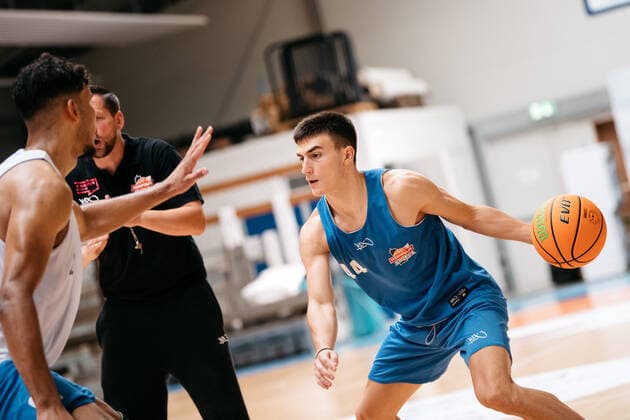 Training Medipolis SC Jena BARMER 2 Basketball Bundesliga ProA season 2021 2022 on 11 8 2021 right Vuk Radojicic Jena on the ball Sparkassen Arena Jena training hall
