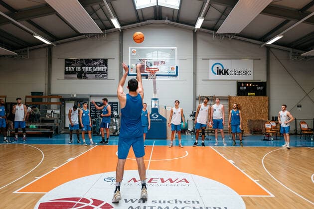 Training Medipolis SC Jena BARMER 2 Basketball Bundesliga ProA season 2021 2022 on 11 8 2021 The team looks on while Alex Herrera Jena takes a free throw Sparkassen Arena Jena training hall
