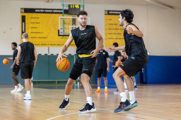 Basketball 2 Bundesliga 2021 2022 11 08 21 Training start Joanie Gruettner Bacoul Tigers Tuebingen, 50 , Erol Ersek Tigers Tuebingen, 11 Tigers Tuebingen Training start, Tuebingen, 11 08 2021 Tuebingen. Copyright: xDennisxDuddek xEibnerxPressefotox EP_DDK