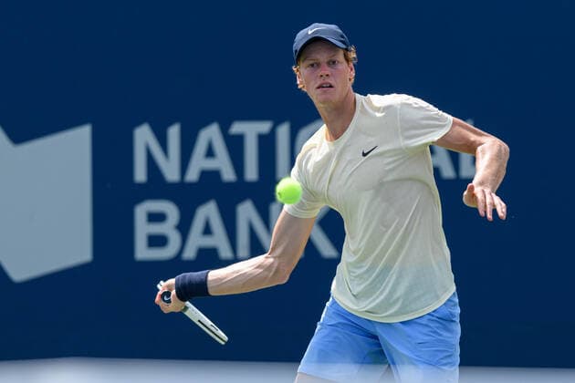 TORONTO, ON - AUGUST 11: Jannik Sinner (ITA) returns the ball during his National Bank Open tennis tournament second round game on August 11, 2021, at Aviva Centre in Toronto, ON, Canada. (Photo by Julian Avram Icon Sportswire) TENNIS: AUG 11 National Bank Open Icon2108110027