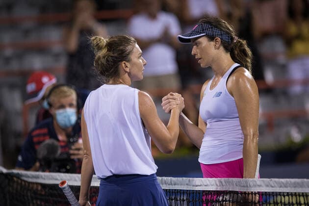 MONTREAL, QC - AUGUST 11:Danielle Collins from USA (right) shakes hands with Simona Halep from Romania during the second round WTA, Tennis Damen National Bank Open match on August 11, 2021 at IGA Stadium in Montreal, QC (Photo by Vincent Ethier Icon Sportswire) TENNIS: AUG 11 National Bank Open Icon2108113552