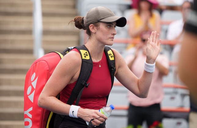 August 12, 2021, Montreal, PQ, Canada: Canada s Rebecca Marino waves to the crowd as she walks off the court following her loss to Aryna Sabalenka of Belarus during round of sixteen play at the National Bank Open tennis tournament Thursday August 12, 2021 in Montreal. Rebecca Marino  - ZUMAc35_ 20210812_zaf_c35_012 Copyright: xPaulxChiassonx