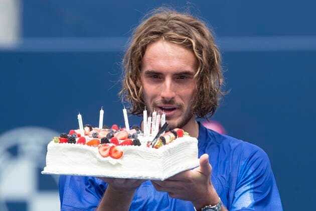 Sport Bilder des Tages August 12, 2021, Toronto, on, Canada: Stefanos Tsitsipas of Greece receives a birthday cake to mark his 23rd birthday after his 6-3 6-2 win over Russian Karen Khachanov at the MenÃ¢â‚¬â ¢s National Bank Open tennis tournament in Toronto, Thursday, Aug. 12, 2021 Stefanos Tsitsipas  - ZUMAc35_ 20210812_zaf_c35_019 Copyright: xChrisxYoungx