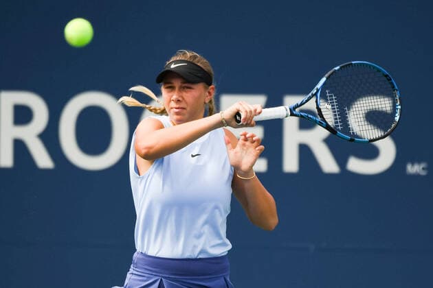 August 12, 2021: Amanda Anisimova (USA) returns the ball during the WTA, Tennis Damen National Bank Open third round match at IGA Stadium in Montreal, Quebec. CSM Montreal Canada - ZUMAc04_ 20210812_zaf_c04_032 Copyright: xDavidxKirouacx
