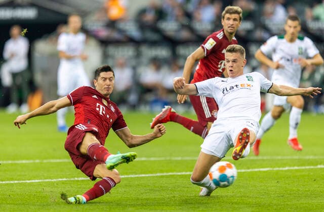 Robert Lewandowski Muenchen , Matthias Ginter BMG Borussia Mönchengladbach FC Bayern Munich 13 08 2021, Football 1 Bundesliga, Season 2021 22 Photo Moritz Müller