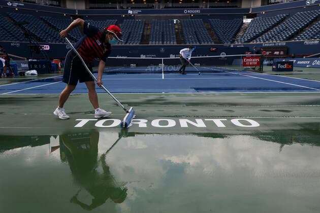 Sport Bilder des Tages August 13, 2021, Toronto, on, Canada: Workers dry the stadium court between matches after rainfall during Day 5 of the National Bank Open men s tennis in Toronto, Friday, Aug. 13, 2021. Canada News - August 13, 2021  - ZUMAc35_ 20210813_zaf_c35_104 Copyright: xColexBurstonx