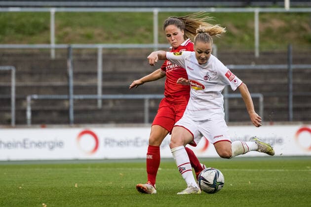 Test match, 1 FC Koeln Frauen FC Twente Vrouwen 13 08 2021 Marisa Olislagers 5, FC Twente Vrouwen , Weronika Zaistowska 24, 1 FC Koeln Test match, 1 FC Koeln Frauen FC Twente Vrouwen, Franz Kremer Stadion DFL REGULATIONS PROHIBIT ANY USE OF PHOTOGRAPHS AS IMAGE SEQUENCES AND OR QUASI VIDEO Copyright: xBEAUTIFULxSPORTS Wunderlx