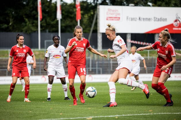 Test Match, 1 FC Koeln Women FC Twente Vrouwen 13 08 2021 Kayleigh van Dooren 14, FC Twente Vrouwen , Sharon Beck 10, 1 FC Koeln Test Match, 1 FC Koeln Women FC Twente Vrouwen, Franz Kremer Stadion DFL REGULATIONS PROHIBIT ANY USE OF PHOTOGRAPHS AS IMAGE SEQUENCES AND OR QUASI VIDEO Copyright: xBEAUTIFULxSPORTS Wunderlx