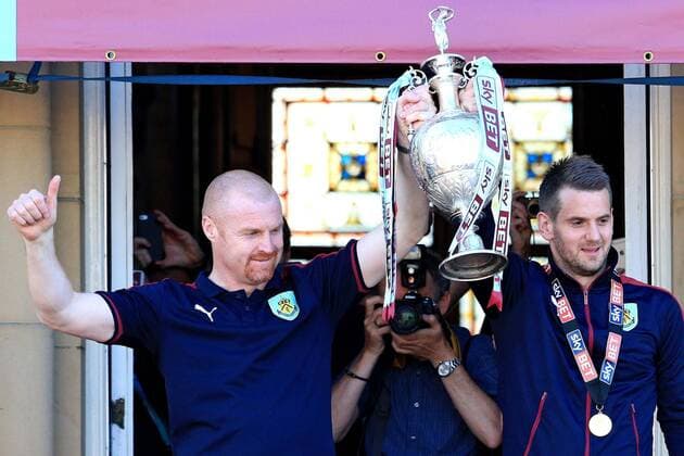 Fußball, Trainerhistorie FC Burnley von 1896 bis heute Mandatory Credit: Photo by Matt McNulty Jmp Shutterstock (5679104h) Burnley Manager Sean Dyche lifts the SkyBet Championship trophy with his Captain and Goalkeeper Tom Heaton Burnley FC Championship Trophy Presentation, United Kingdom - 9 May 2016 EDITORIAL USE ONLY No use with unauthorised audio, video, data, fixture lists (outside the EU), club league logos or live services. Online in-match use limited to 45 images (+15 in extra time). No use to emulate moving images. No use in betting, games or single club league player publications services. Burnley FC Championship Trophy Presentation, United Kingdom - 9 May 2016 EDITORIAL USE ONLY No use with unauthorised audio, video, data, fixture lists (outside the EU), club league logos or live services. Online in-match use limited to 45 images (+15 in extra time). No use to emulate moving images. No use in betting, games or  Copyright: xMattxMcNulty Jmp Shutterstockx 5679104h