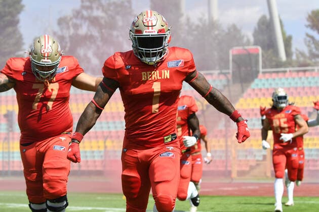 Bilder des Jahres 2021, Sport 08. August Sport Themen der Woche KW32 Sport Bilder des Tages Joc Crawford ( 1, Runningback, Berlin Thunder), Berlin Thunder vs. Hamburg Sea Devils, European League of Football, Saison 2021, Week 9, 14.08.2021, Berlin Thunder vs. Hamburg Sea Devils, European League of Football, Saison 2021, Week 9, 14.08.2021 Berlin *** Joc Crawford 1, running back, Berlin Thunder , Berlin Thunder vs Hamburg Sea Devils, European League of Football, Season 2021, Week 9, 14 08 2021, Berlin Thunder vs Hamburg Sea Devils, European League of Football, Season 2021, Week 9, 14 08 2021 Berlin Copyright: xEibnerxPressefotox EP_FSU