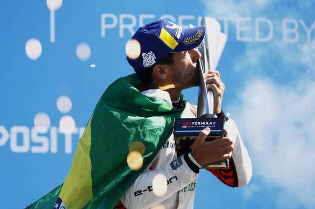 Bilder des Jahres 2021, Sport 08. August Sport Themen der Woche KW32 Sport Bilder des Tages Mandatory Credit: Photo by Carl Bingham Motorsport Images Shutterstock (12287970b) Lucas Di Grassi (BRA), Audi ABT Schaeffler, 1st position, kisses his trophy during the 2021 Formula E Round 14 2021 FE Round 14, Berlin Templehof, Berlin, Germany - 14 Aug 2021 2021 FE Round 14, Berlin Templehof, Berlin, Germany - 14 Aug 2021  Copyright: xCarlxBingham MotorsportxImages Shutterstockx 12287970b