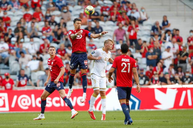 Jose Fonte (Losc) Vs Kasper Dolberg (OGC Nice) FOOTBALL : Lille Vs OGC Nice - Ligue 1 - 14 08 2021 MichaelBaucher Panoramic 