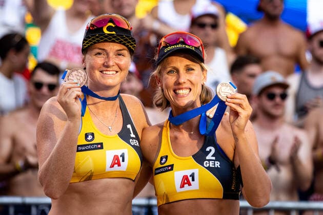 Sport Bilder des Tages Beach volleyball, Beachvolleyball - CEV EuroBeachVolley 2021 VIENNA,AUSTRIA,14.AUG.21 - BEACH VOLLEYBALL - CEV European Beach Volleyball Championship, award ceremony. Image shows the rejoicing of Julia Sude and Karla Borger (GER). Keywords: medals.  GEPAxpictures xMaticxKlansek