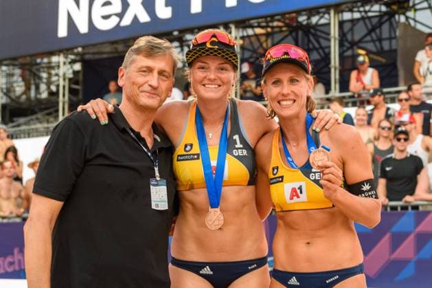 Beach Volleyball EM 2021, Vienna, 14 08 2021 Rene Hecht DVV President , Julia Sude GER , Karla Borger GER Beach Volleyball EM 2021 on 14 08 2021, Vienna Copyright: xBEAUTIFULxSPORTS PeterxWeberx