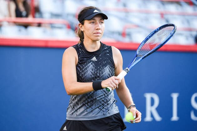 August 14, 2021: Jessica Pegula (USA) gets ready to serve the ball during the WTA, Tennis Damen National Bank Open semifinal match at IGA Stadium in Montreal, Quebec. CSM Montreal Canada - ZUMAc04_ 20210814_zaf_c04_068 Copyright: xDavidxKirouacx
