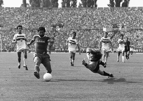 Fussball Herren 1. Bundesliga VfB Stuttgart - FC Bayern München von links: Gerd MÜLLER (Bayern) - Helmut ROLEDER (VfB) *** Football Men 1 Bundesliga VfB Stuttgart FC Bayern München from left Gerd MÜLLER Bayern Helmut ROLEDER VfB