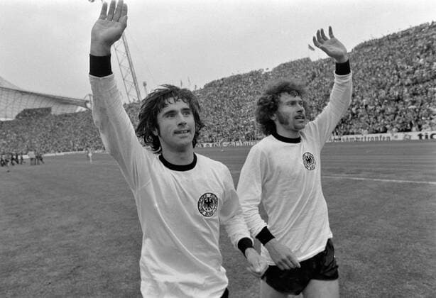 ARCHIVBILD Fussball, WM 1974 Finale in Muenchen Deutschland 2-1 Holland 07.07.1974 Gerd MUELLER (links) und Paul BREITNER (rechts beide Deutschland) jubeln nach dem WM-Titel. FOTO: WEREK Pressebildagentur xxNOxMODELxRELEASExx *** ARCHIVBILD Football, World Cup 1974 Final in Munich Germany 2 1 Holland 07 07 1974 Gerd MUELLER on the left and Paul BREITNER on the right both Germany cheering after the World Cup title PHOTO WEREK Press Photo Agency xxNOxMODELxRELEASExx