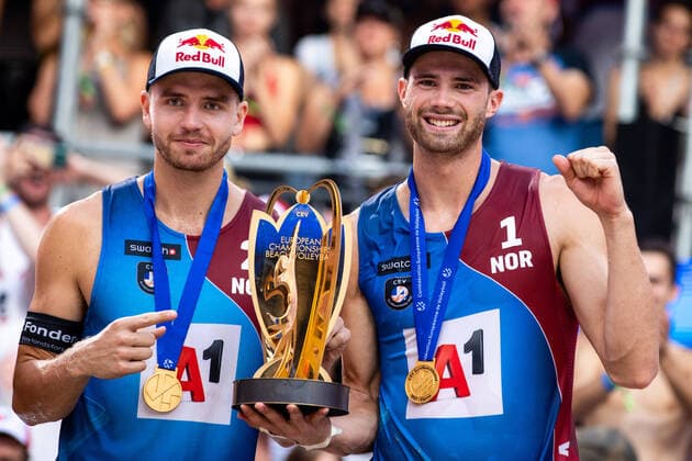 Bilder des Jahres 2021, Sport 08. August Sport Themen der Woche KW32 Sport Bilder des Tages Beach volleyball, Beachvolleyball - CEV EuroBeachVolley 2021 VIENNA,AUSTRIA,15.AUG.21 - BEACH VOLLEYBALL - CEV European Beach Volleyball Championship, award ceremony. Image shows the rejoicing of Christian Sorum and Anders Mol (NOR). Keywords: medals, trophy.  GEPAxpictures xMaticxKlansek