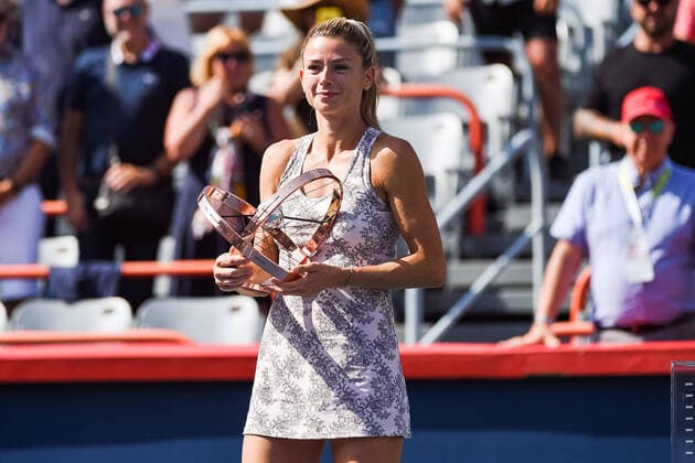 Bilder des Jahres 2021, Sport 08. August Sport Themen der Woche KW32 Sport Bilder des Tages MONTREAL, QC - AUGUST 15: Camila Giorgi (ITA) holds he winner s trophy during the final WTA, Tennis Damen National Bank Open match on August 15, 2021 at IGA Stadium in Montreal, QC (Photo by David Kirouac Icon Sportswire) TENNIS: AUG 15 National Bank Open Icon210815006