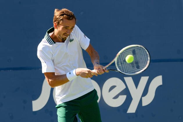 TORONTO, ON - AUGUST 15: Daniil Medvedev (RUS) returns the ball during the National Bank Open tennis tournament Final on August 15, 2021, at Aviva Centre in Toronto, ON, Canada. (Photo by Julian Avram Icon Sportswire) TENNIS: AUG 15 National Bank Open Icon2108150158