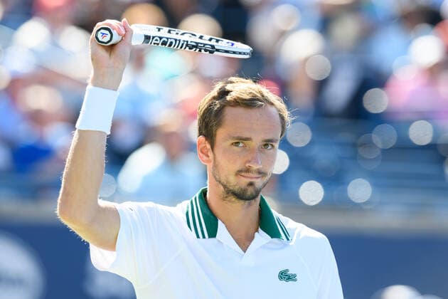 TORONTO, ON - AUGUST 15: Daniil Medvedev (RUS) waves to the fans before the National Bank Open tennis tournament Final on August 15, 2021, at Aviva Centre in Toronto, ON, Canada. (Photo by Julian Avram Icon Sportswire) TENNIS: AUG 15 National Bank Open Icon2108150157