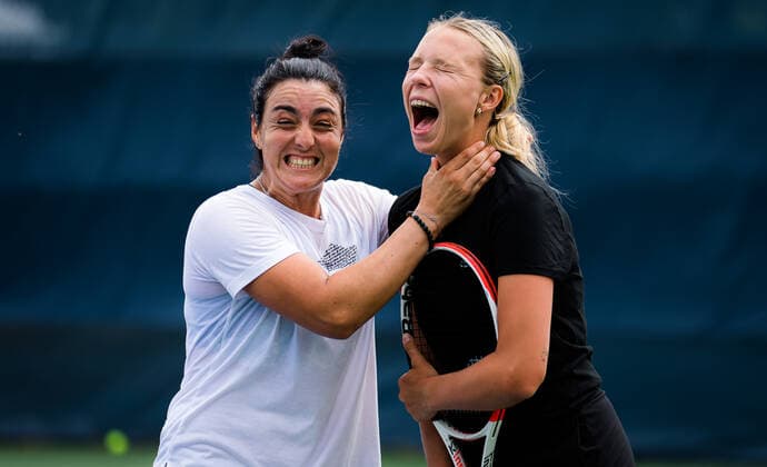 Sport Themen der Woche KW32 Sport Bilder des Tages August 15, 2021, CINCINNATI, UNITED STATES: Ons Jabeur of Tunisia & Anett Kontaveit of Estonia goof around practice ahead of the 2021 Western & Southern Open WTA, Tennis Damen 1000 tennis tournament CINCINNATI UNITED STATES - ZUMAa181 20210815_zaa_a181_087 Copyright: xRobxPrangex