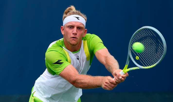Spanish tennis player Alejandro Davidovich Fokina returns a ball to Pole Hubert Hurkacz during the first round of the Western and Southern Open at the Linder Tennis Center in Mason, Ohio, USA, 17 August 2021. Western and Southern Open: Masters de Cincinnati !ACHTUNG: NUR REDAKTIONELLE NUTZUNG!  Copyright: xMARKxLYONSx AME9185 20210817-80756f8114bd8aa5bd473370f2ed2f490269c14b
