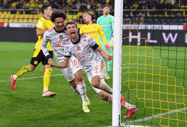 Bilder des Jahres 2021, Sport 08. August Fussball Supercup Saison 2021 2022 Borussia Dortmund - FC Bayern Muenchen 17.08.2021 Torjubel nach dem 2:0; Leroy Sane (li) und Thomas Mueller (re, beide FC Bayern Muenchen) *** Football Supercup Season 2021 2022 Borussia Dortmund FC Bayern Muenchen 17 08 2021 Goal celebration after the 2 0 Leroy Sane left and Thomas Mueller right, both FC Bayern Muenchen