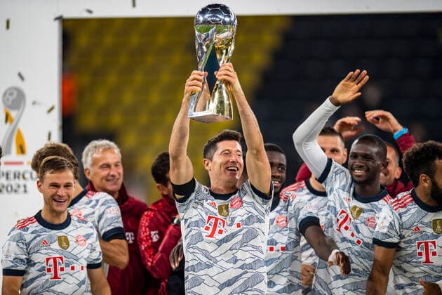 Football Super Cup, 2021 2022 season, Borussia Dortmund FC Bayern Munich on 17 08 2021 at Signal Iduna Park in Dortmund YY Munichs Robert Lewandowski lifts the trophy DFL and DFB REGULATES PROHIBIT ANY USE OF PHOTOGRAPHS AS IMAGE SEQUENCES AND OR QUASI VIDEO Copyright: xChristopherxNeundorfx