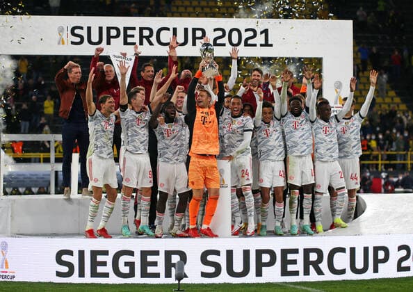 17 08 2021, Football DFL Supercup 2021, Borussia Dortmund FC Bayern Munich, at Signal Iduna Park Dortmund FC Bayern Munich are the 2021 Supercup winners after winning 3 1 Award ceremony after the match Goalkeeper Manuel Neuer in the middle,FC Bayern Munich lifts the trophy DFL and DFB regulations prohibit any use of photographs as image sequences and or quasi video