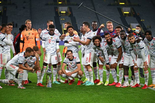 17 08 2021, Football DFL Supercup 2021, Borussia Dortmund FC Bayern Munich, at Signal Iduna Park Dortmund FC Bayern Munich are the 2021 Supercup winners after winning 3 1 Award ceremony after the match with Leon Goretzka FC Bayern Munich DFL and DFB regulations prohibit any use of photographs as image sequences and or quasi video